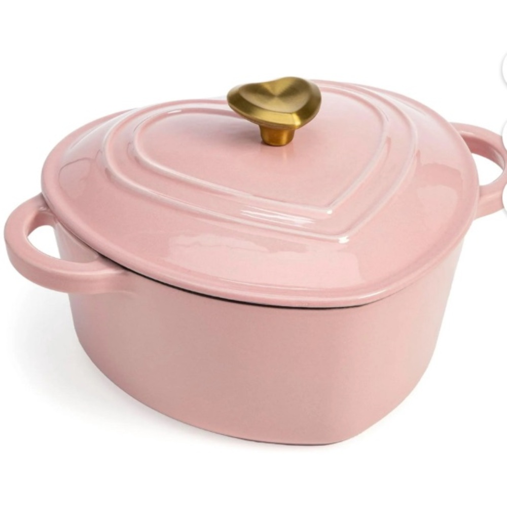 Paris Hilton 2 quart Enameled Cast Iron Dutch Oven Heart-Shaped Pot